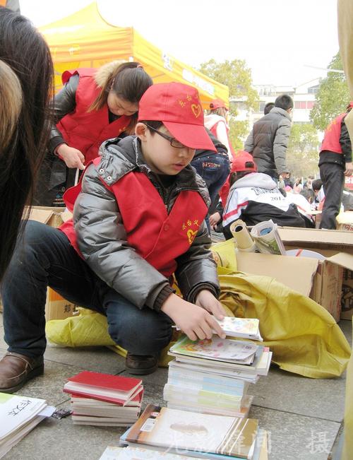 东台市首届中国麦田计划图片展暨文体用品募集活动实况